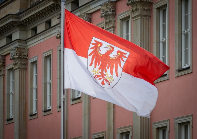 Die Landesflagge mit dem roten Branden...r Landtages. <Bildquelle></Bildquelle>  | Foto: Soeren Stache (dpa)