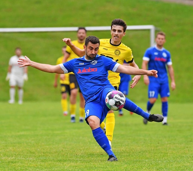 Marius Hacker (vorne) und der FSV Seel...y gegen die Spielvereinigung Ottenau.   | Foto: Wolfgang Knstle