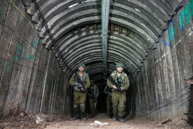 Israelische Soldaten durchsuchen einen...litanten Hamas-Kmpfern genutzt wurde.  | Foto: Ariel Schalit (dpa)