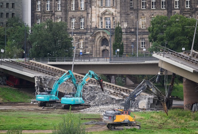 Mit Baggern werden weitere Teile der e...e abgerissen.<Bildquelle></Bildquelle>  | Foto: Robert Michael (dpa)