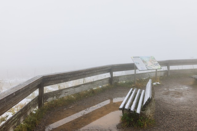 Wei und kalt: Der erste Schnee liegt auf dem Feldberg.<Bildquelle></Bildquelle>  | Foto: Philipp von Ditfurth (dpa)