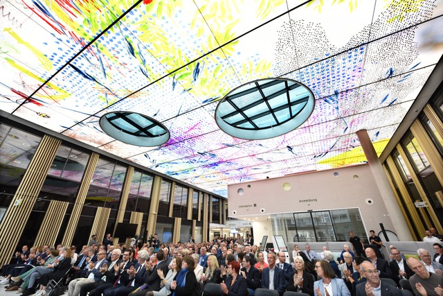 Geladene Gste unter der Lichtdecke: A... und Jgendklinik in Freiburg erffnet.  | Foto: Rita Eggstein