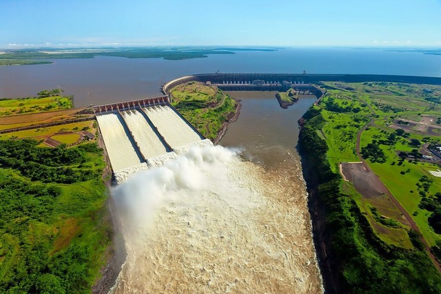 Das grte Wasserkraftwerk der Welt li...renze zwischen Brasilien und Paraguay.  | Foto: ---