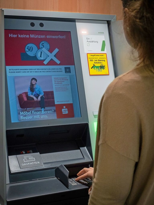 Alle Cash-Gerte bei der Sparkasse Nr...infrben und somit unbrauchbar machen.  | Foto: Sparkasse Freiburg-Nrdlicher Breisgau