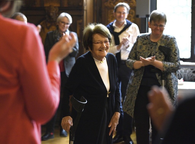 Stehender Applaus fr Ellen Breckwoldt beim Empfang zu ihrem 90. Geburtstag  | Foto: Rita Eggstein