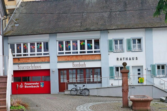 Betreten verboten: Wegen Schimmelbefal...le das Bombacher Rathaus geschlossen.   | Foto: Martin Bos