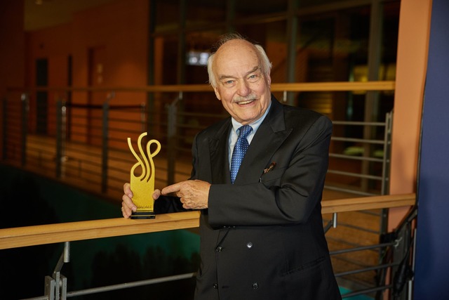 Der Ehrenpreis f&uuml;r das Lebenswerk... Ex-"Tatort"-Star Charles Brauer (89).  | Foto: Joerg Carstensen/dpa