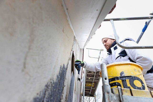 Ein Handwerker bringt eine Sto-Wrmedmmung an.   | Foto: Martin Baitinger,Bblingen