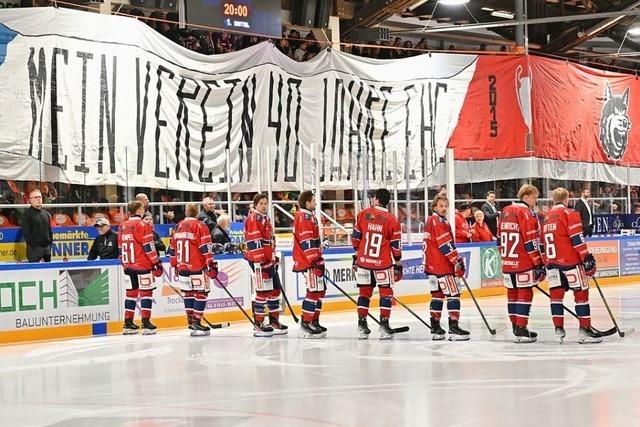 Eishockeyfans zelebrieren mit groer Choreographie 40 Jahre EHC Freiburg