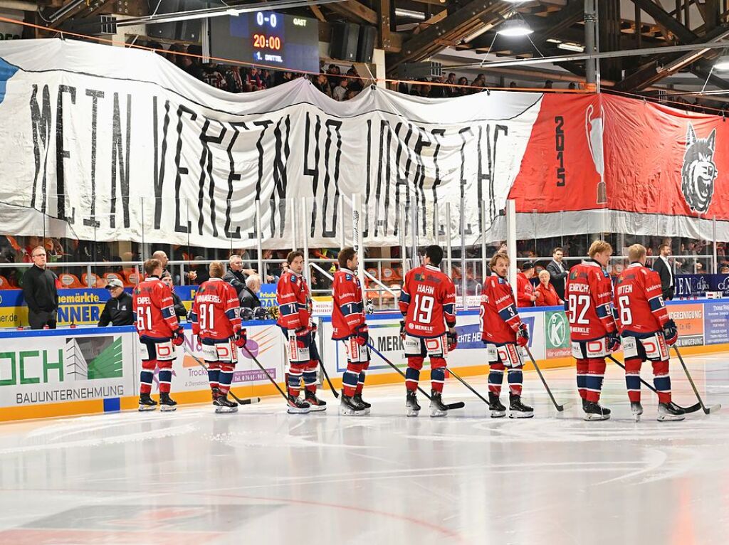 Die Fans feiern den EHC Freiburg fr 40 Jahre – und einen 3:1 Sieg gegen Bad Nauheim.