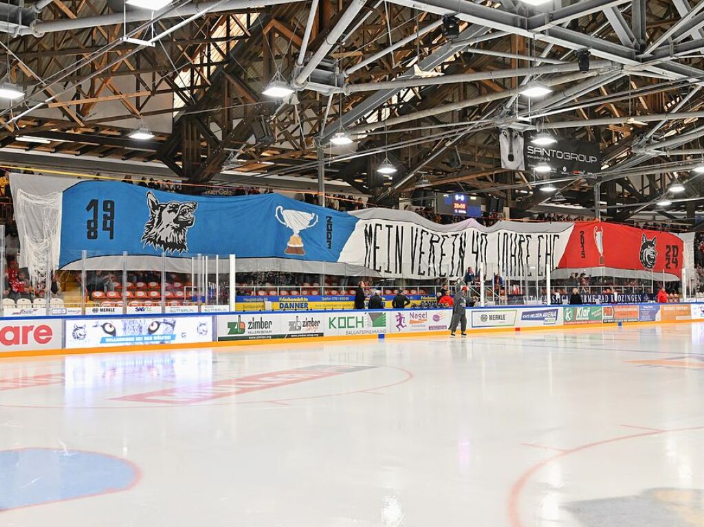 Die Fans feiern den EHC Freiburg fr 40 Jahre – und einen 3:1 Sieg gegen Bad Nauheim.