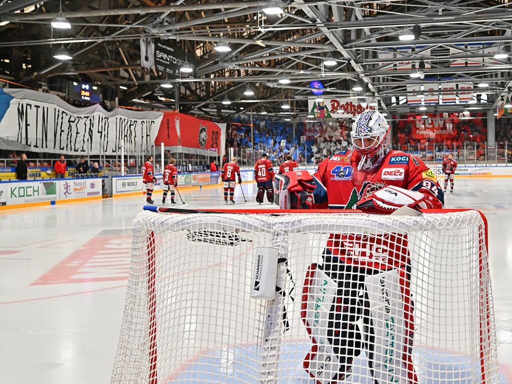 Die Fans feiern den EHC Freiburg fr 40 Jahre – und einen 3:1 Sieg gegen Bad Nauheim.