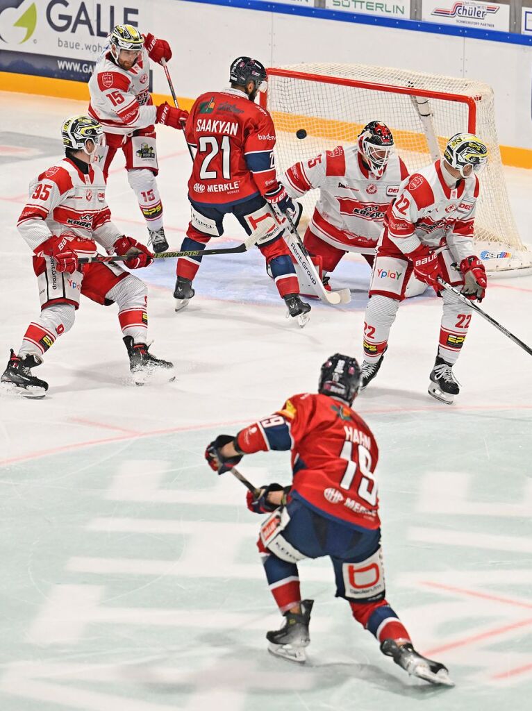 Die Fans feiern den EHC Freiburg fr 40 Jahre – und einen 3:1 Sieg gegen Bad Nauheim.