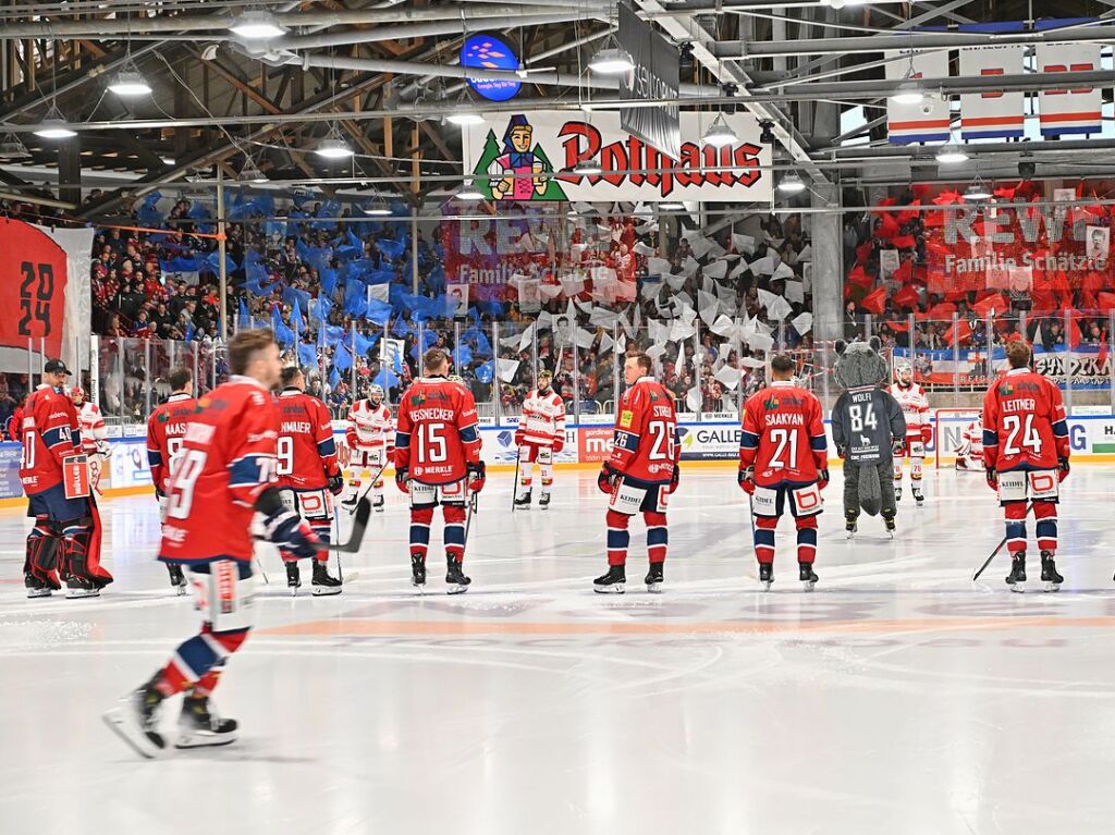 Die Fans feiern den EHC Freiburg fr 40 Jahre – und einen 3:1 Sieg gegen Bad Nauheim.