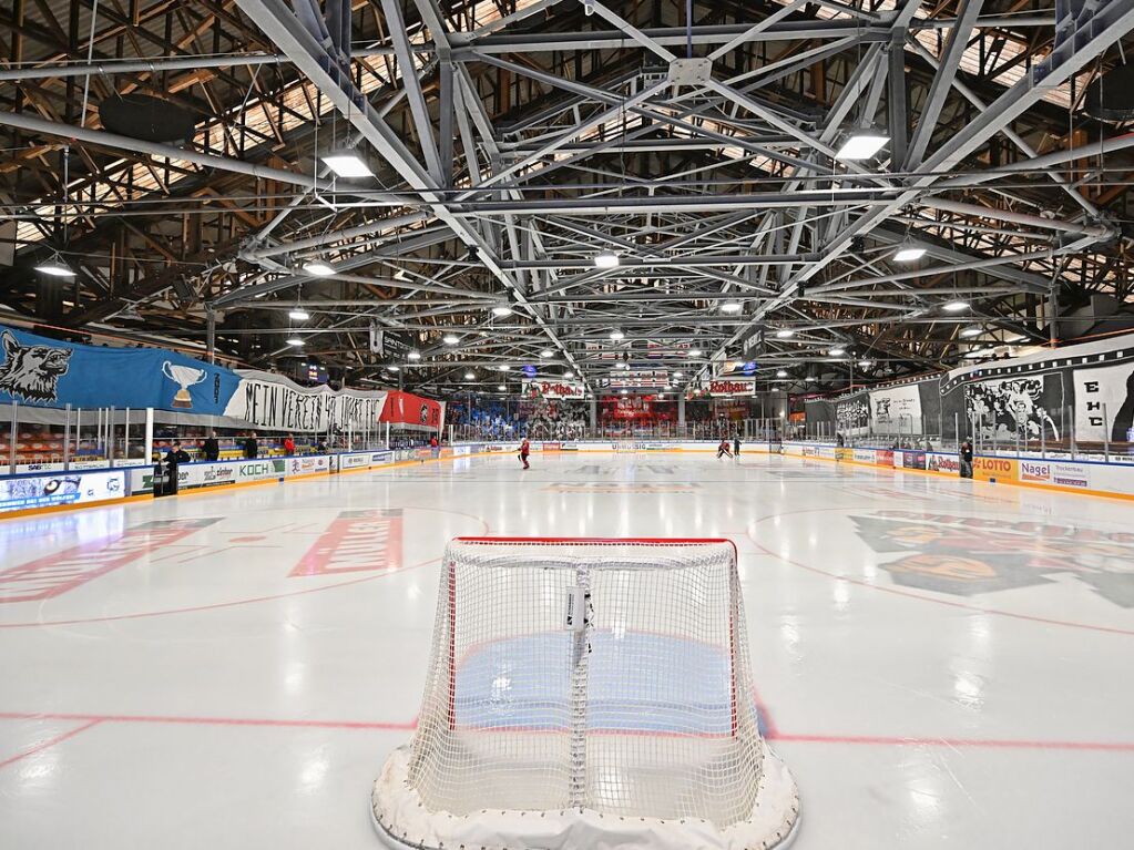 Die Fans feiern den EHC Freiburg fr 40 Jahre – und einen 3:1 Sieg gegen Bad Nauheim.