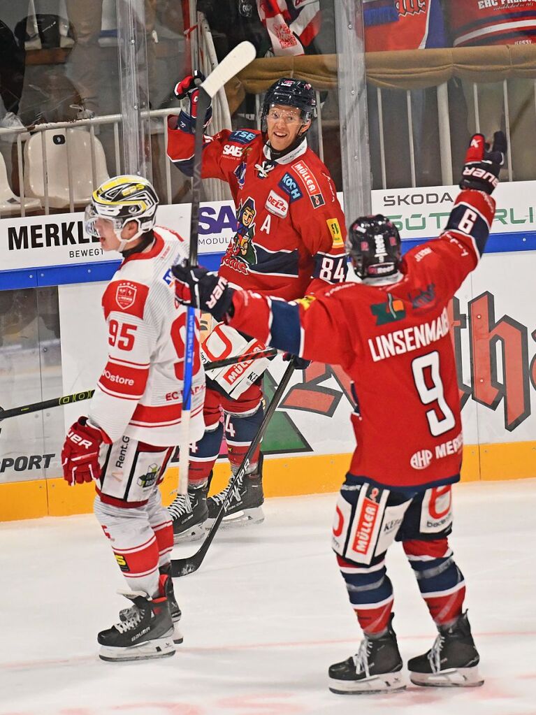 Die Fans feiern den EHC Freiburg fr 40 Jahre – und einen 3:1 Sieg gegen Bad Nauheim.