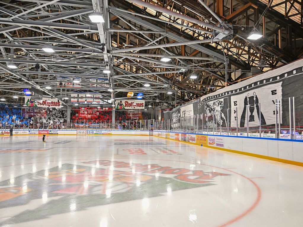 Die Fans feiern den EHC Freiburg fr 40 Jahre – und einen 3:1 Sieg gegen Bad Nauheim.