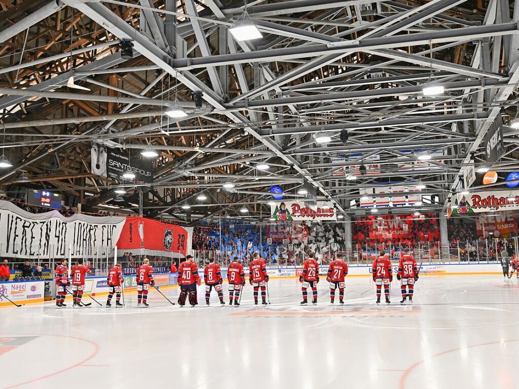 Die Fans feiern den EHC Freiburg fr 40 Jahre – und einen 3:1 Sieg gegen Bad Nauheim.