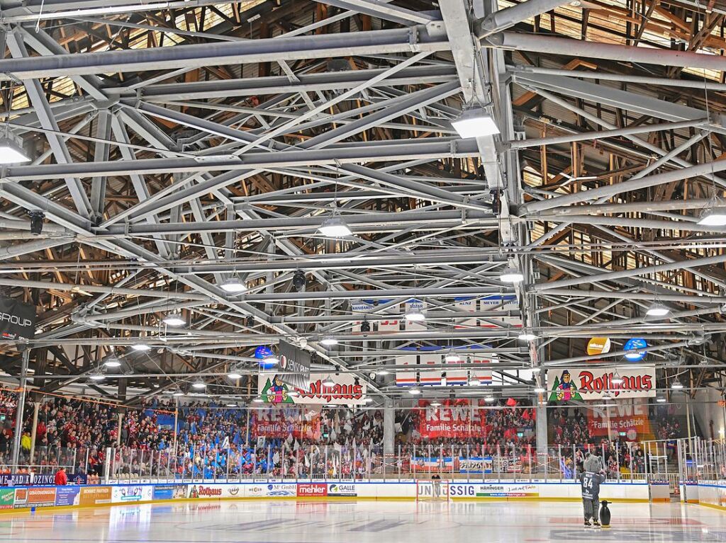 Die Fans feiern den EHC Freiburg fr 40 Jahre – und einen 3:1 Sieg gegen Bad Nauheim.