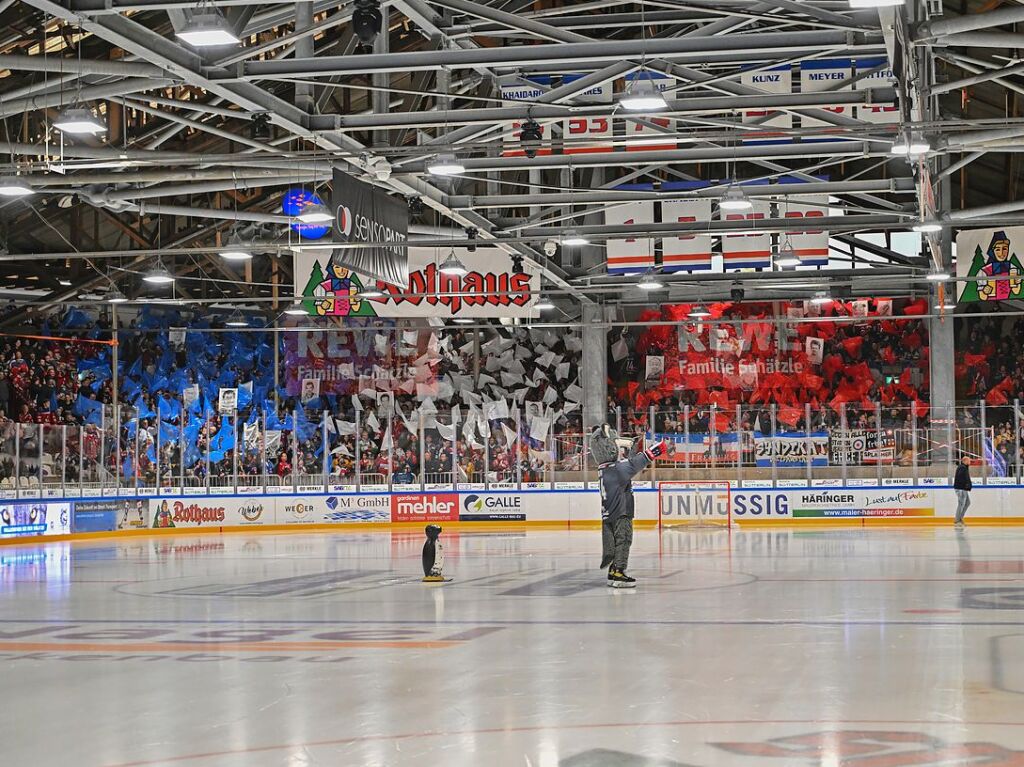 Die Fans feiern den EHC Freiburg fr 40 Jahre – und einen 3:1 Sieg gegen Bad Nauheim.