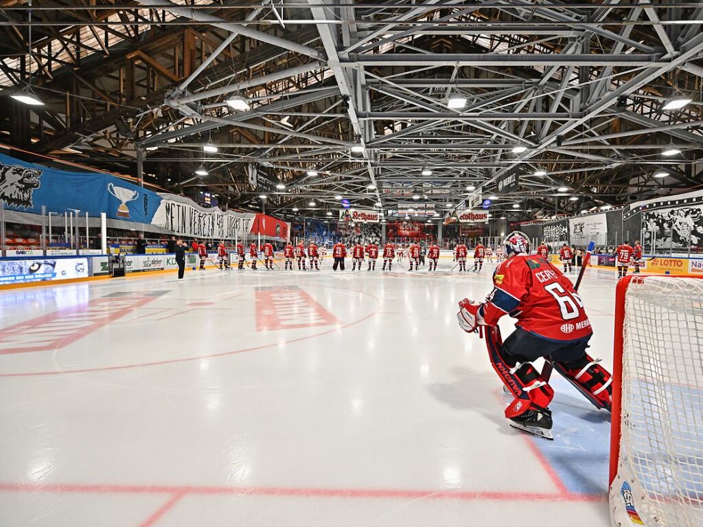 Die Fans feiern den EHC Freiburg fr 40 Jahre – und einen 3:1 Sieg gegen Bad Nauheim.