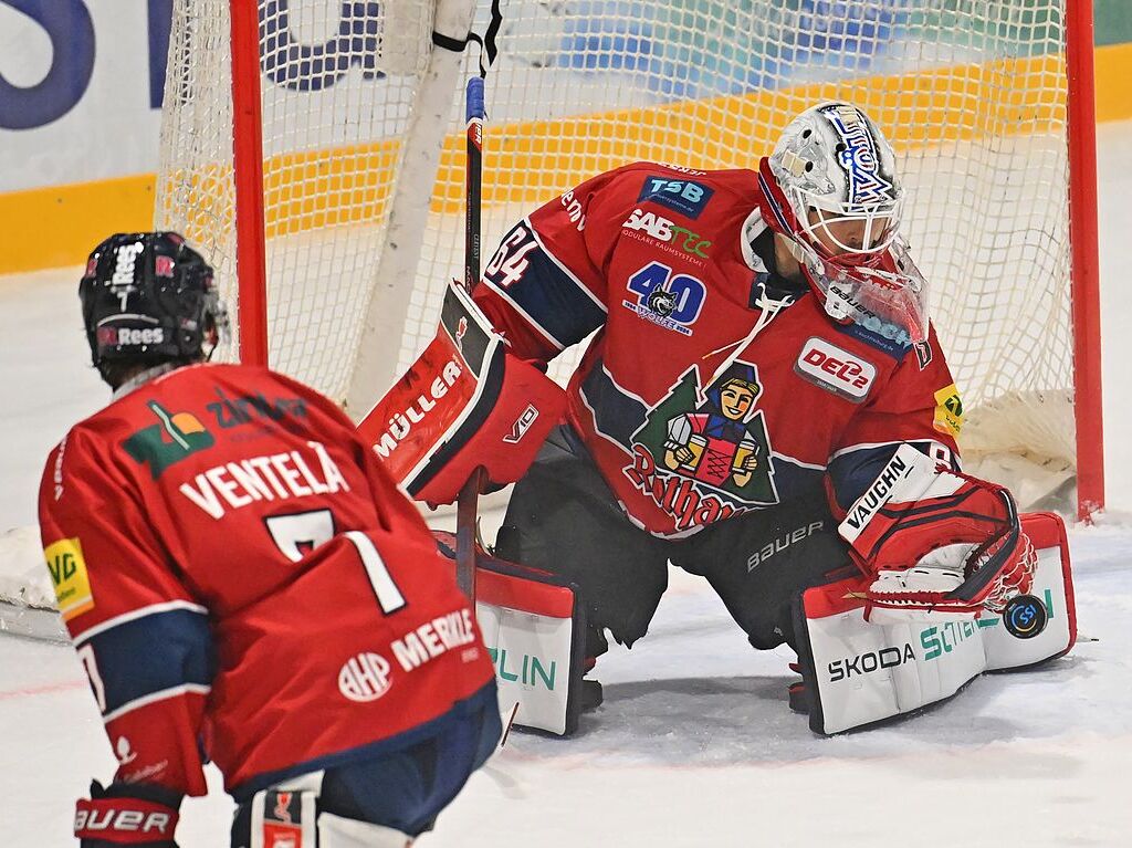 Die Fans feiern den EHC Freiburg fr 40 Jahre – und einen 3:1 Sieg gegen Bad Nauheim.