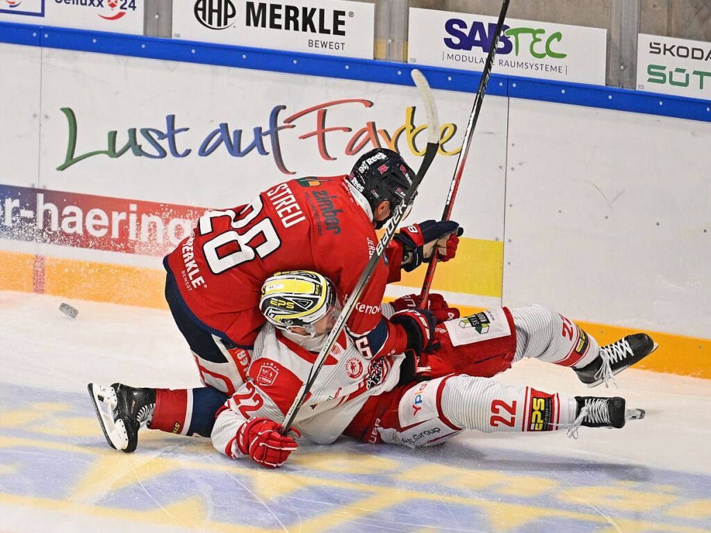 Die Fans feiern den EHC Freiburg fr 40 Jahre – und einen 3:1 Sieg gegen Bad Nauheim.