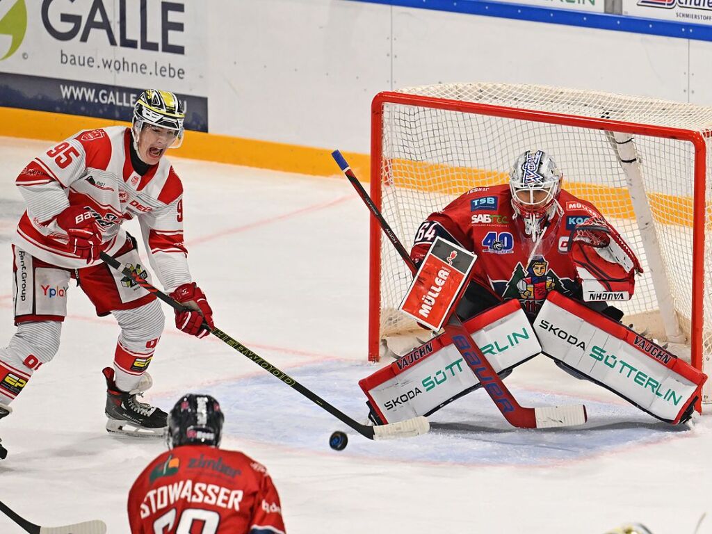 Die Fans feiern den EHC Freiburg fr 40 Jahre – und einen 3:1 Sieg gegen Bad Nauheim.