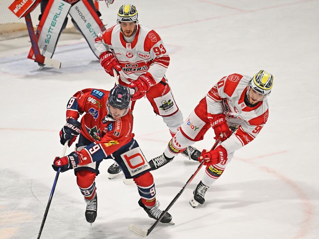 Die Fans feiern den EHC Freiburg fr 40 Jahre – und einen 3:1 Sieg gegen Bad Nauheim.