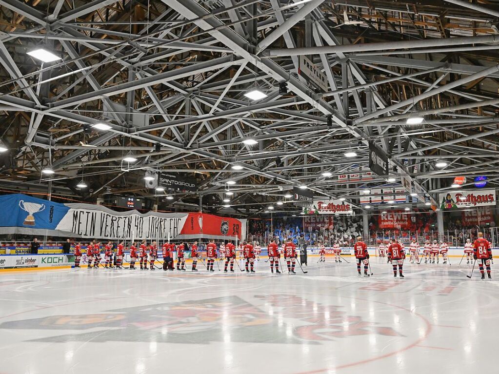 Die Fans feiern den EHC Freiburg fr 40 Jahre – und einen 3:1 Sieg gegen Bad Nauheim.