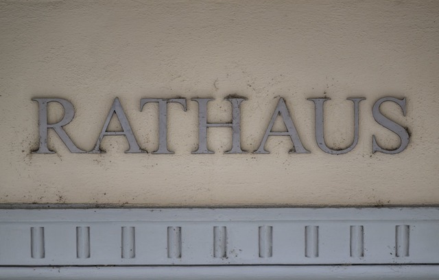 Kommunale Brandmauer zur AfD h&auml;lt weitgehend. (Symbolbild)  | Foto: Robert Michael/dpa