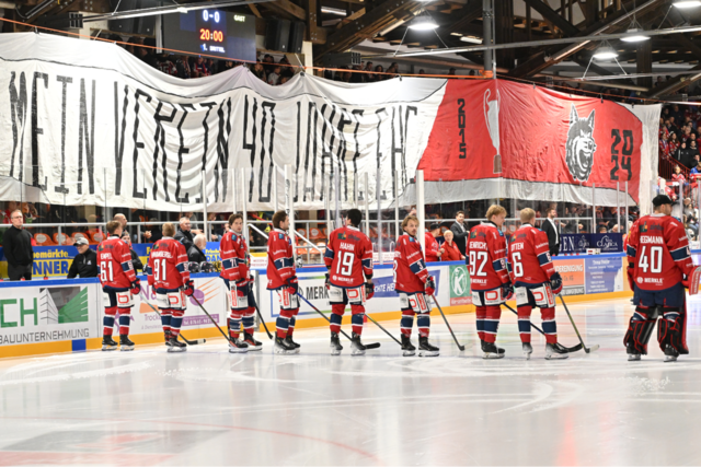 Eishockeyfans zelebrieren mit groer Choreographie 40 Jahre EHC Freiburg