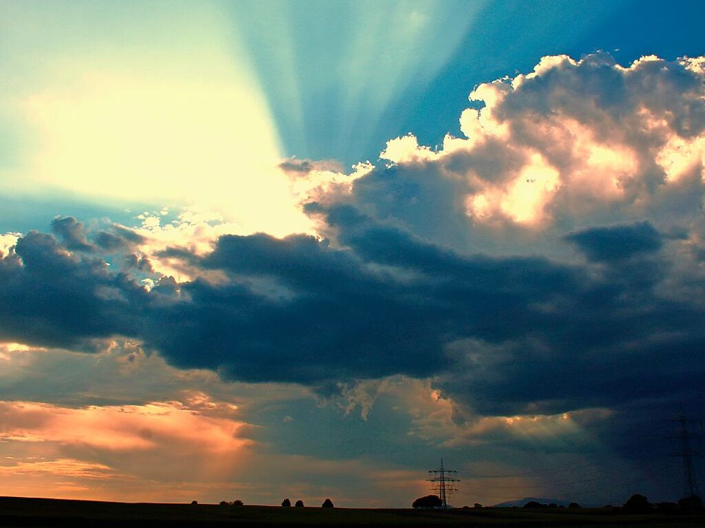 Blick auf spannende Wolkenformationen von Gallenweiler aus in sdwestliche Richtung