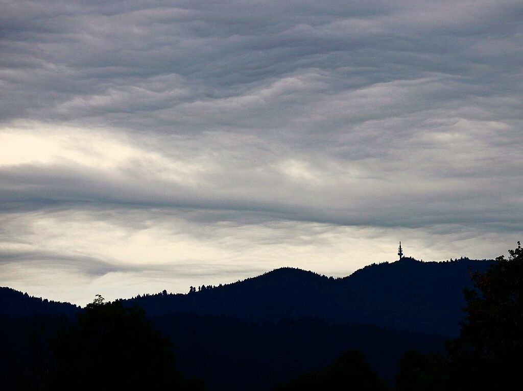 Wolken wie Wellen ber dem Blauen als Vorboten des Herbstes