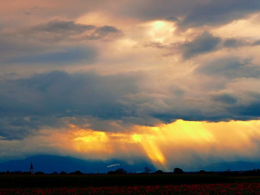 Abendliche Wolkenstimmung ber Eschbach und dem Gewerbepark Breisgau