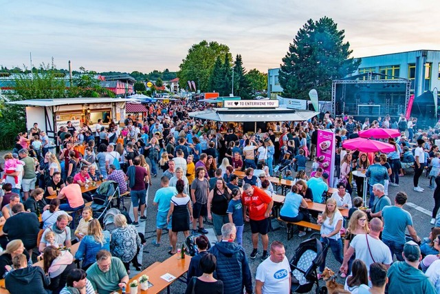 Das Foodtruck-Festival im Gewerbegebiet Radackern ist ein beliebter Treffpunkt.  | Foto: Olaf Michel