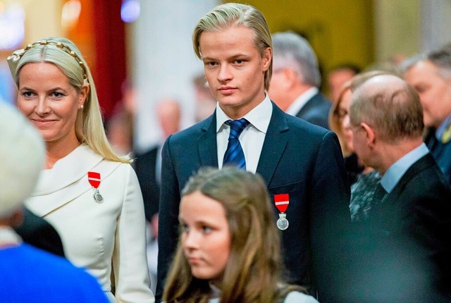 Kronprinzessin Mette-Marit von Norwegen (l) und ihr Sohn Marius Borg Hiby.  | Foto: Vegard Wivestad Grott (dpa)