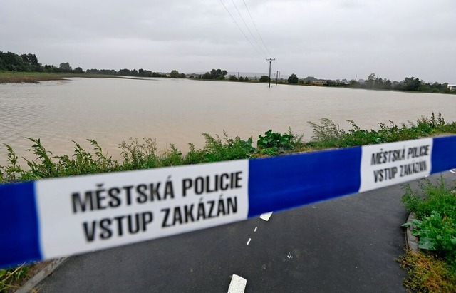 Tschechien, Krom am Samstag: Ein Po... Hochwasser fhrenden Fluss Kotojedka.  | Foto: Glck Dalibor (dpa)