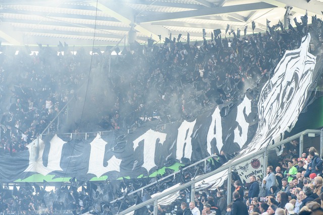 Sensenmann im Fanblock: Die Frankfurter Anh&auml;nger in Wolfsburg.  | Foto: Swen Pf&ouml;rtner/dpa