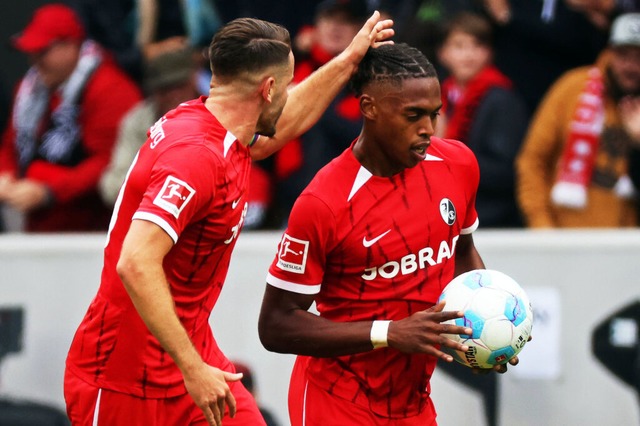 Der Held des Tages: Junior Adamu (rechts) schiet den SC Freiburg zum Heimsieg.  | Foto: Philipp von Ditfurth (dpa)