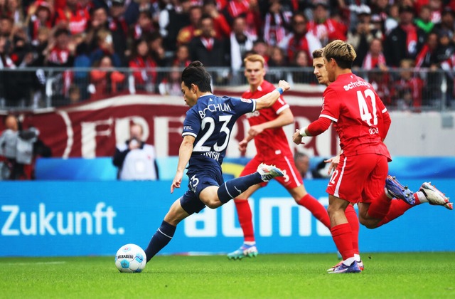 Bochums Koji Miyoshi (l) schiet vor d...(2.v.r) und Philipp Lienhart (hinten).  | Foto: Philipp von Ditfurth (dpa)