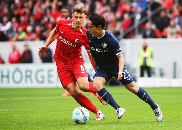 Bochums Koji Miyoshi (r) und Freiburgs Maximilian Eggestein kmpfen um den Ball.  | Foto: Philipp von Ditfurth (dpa)