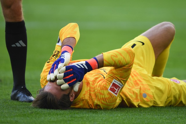 Musste verletzt vom Platz: Kevin Trapp  | Foto: Swen Pf&ouml;rtner/dpa