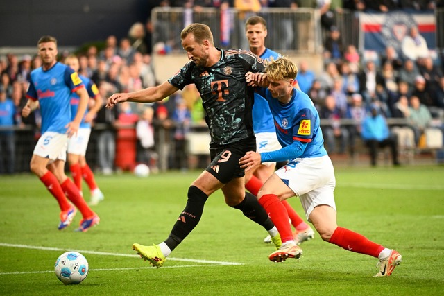 Bayerns Harry Kane (l-r) behauptet den Ball gegen Kiels Finn Porath.  | Foto: Gregor Fischer/dpa