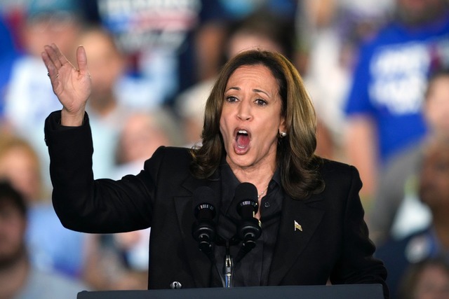 Harris: Ich bin selbst Waffenbesitzerin.  | Foto: Matt Rourke/AP/dpa