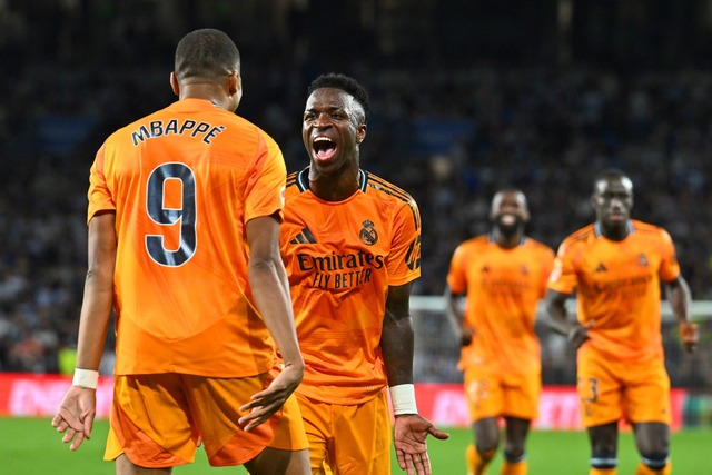 Kylian Mbapp&eacute; und Vinicius Juni... San Sebastian per Elfmeter getroffen.  | Foto: Miguel Oses/AP/dpa