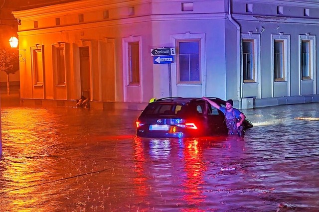 Ein Auto steht auf einer berflutetenStrae im sterreichischen Zwettl.  | Foto: Doku-N (dpa)