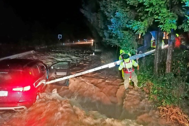 Feuerwehrleute hantieren mit einer Lei...ilach in Kirchberg (sterreich) steht.  | Foto: Unbekannt (dpa)