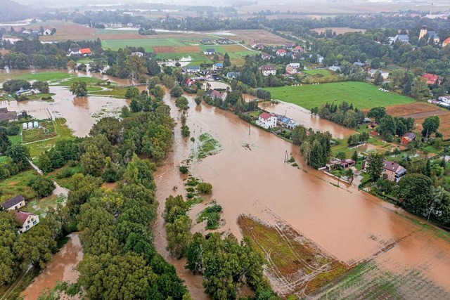 Ein mit einer Drohne aufgenommenes Luf...ach starkem Regen im Sdwesten Polens.  | Foto: Maciej Kulczynski (dpa)