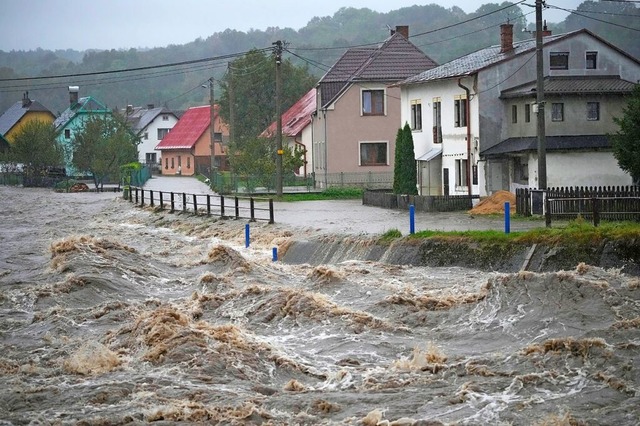 Der vom Hochwasser aufgewhlte Fluss B...n vor berschwemmungen auf Hochtouren.  | Foto: Petr David Josek (dpa)